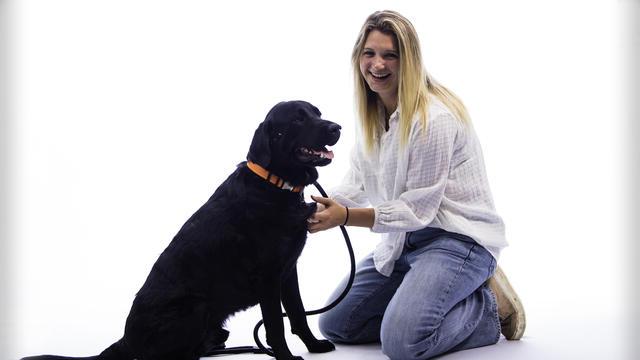 Bethany Rippon和一只狗跪在一起摆姿势.